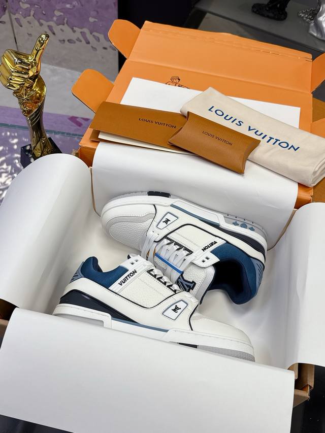 工厂P价P： 最新色 DDD 本款 Lv Trainer 运动鞋取材粒面牛皮革，以活力配色致意Virgil Abloh受复古篮球鞋启发而创作的原版经典。鞋面点缀