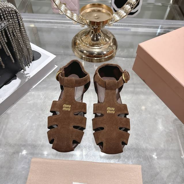 出厂 DDD Miumiu 缪缪26早春走秀新款 脚背一字带平底凉鞋, DDD 官方春夏走秀新款，时髦百搭 即可咸又可甜 一点也不磨脚 无论光脚穿还是搭配袜子穿