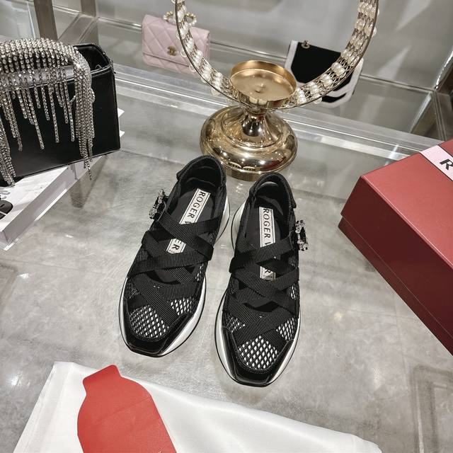 出厂 DDD Rogervivier 26厚底新款凉鞋来了， DDD 新款厚底凉鞋超貌美 DDD 市面上唯一用K9 超闪钻扣～～ DDD 上脚很百搭，魔术贴可调