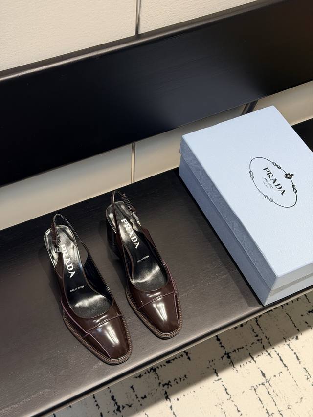 Prada 普拉达 26Ss 春夏新款 中古 方圆头 单鞋 凉鞋 DDD 简单的设计大概就是它最让人喜欢的点 不是烂大街的那种 很有自己的品牌个性 DDD 面料