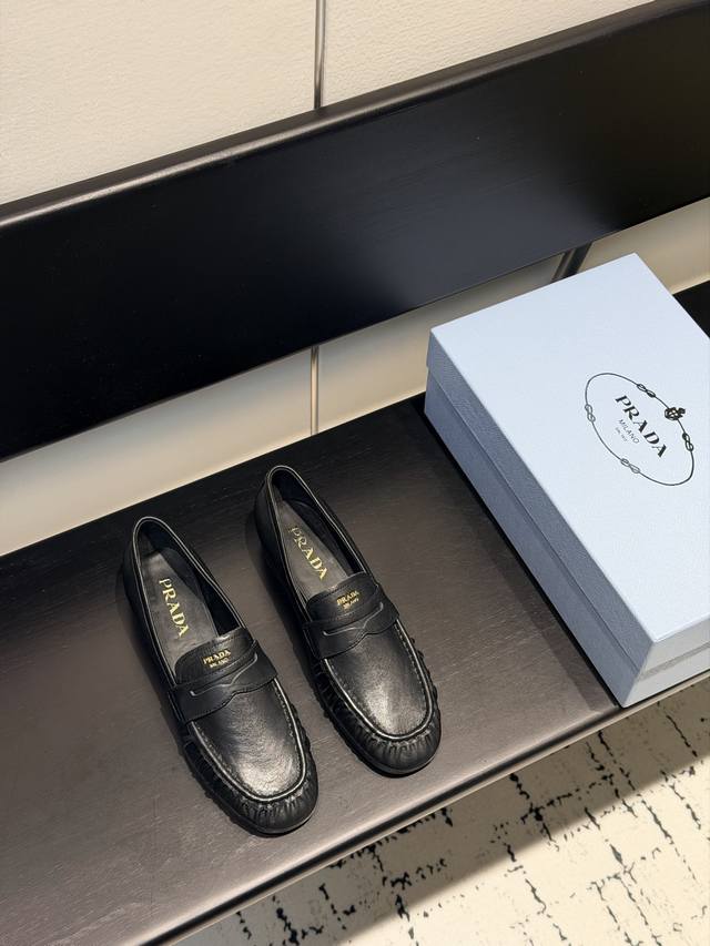 Prada普拉达26年新款 P家懒人一脚蹬乐福鞋 DDD 麂皮的温柔，小牛皮的利落，油蜡皮的复古 DDD ，松弛感拉满，能开车.能通勤.能约会 承包你所有场合的