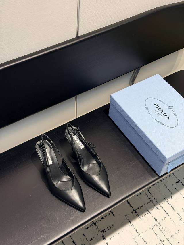 Prada普拉达 2026年新款就位，P家蝴蝶结高跟凉鞋黑与白的经典对决，尖头V口是夏天的长腿密码 DDD 正码:35-39订做34.40.41 DDD 跟高: