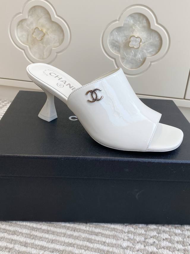 Chane*26新款春夏新款高跟穆勒拖鞋 DDD 均为露趾高跟穆勒拖无后跟款式，一脚蹬穿脱便捷；鞋跟为细高跟设计，提升腿部线条的同时保留了穆勒拖的休闲感，适配日