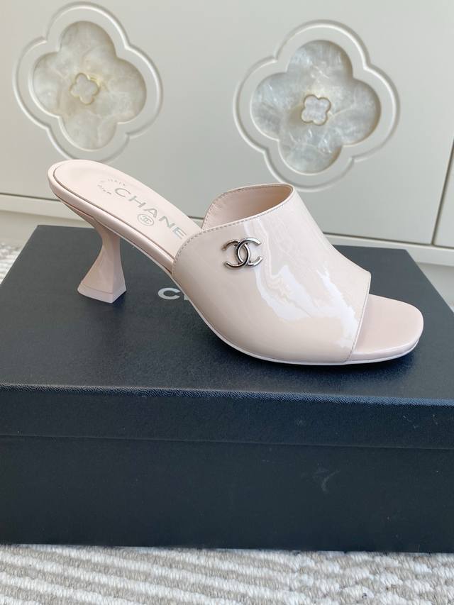 Chane*26新款春夏新款高跟穆勒拖鞋 DDD 均为露趾高跟穆勒拖无后跟款式，一脚蹬穿脱便捷；鞋跟为细高跟设计，提升腿部线条的同时保留了穆勒拖的休闲感，适配日
