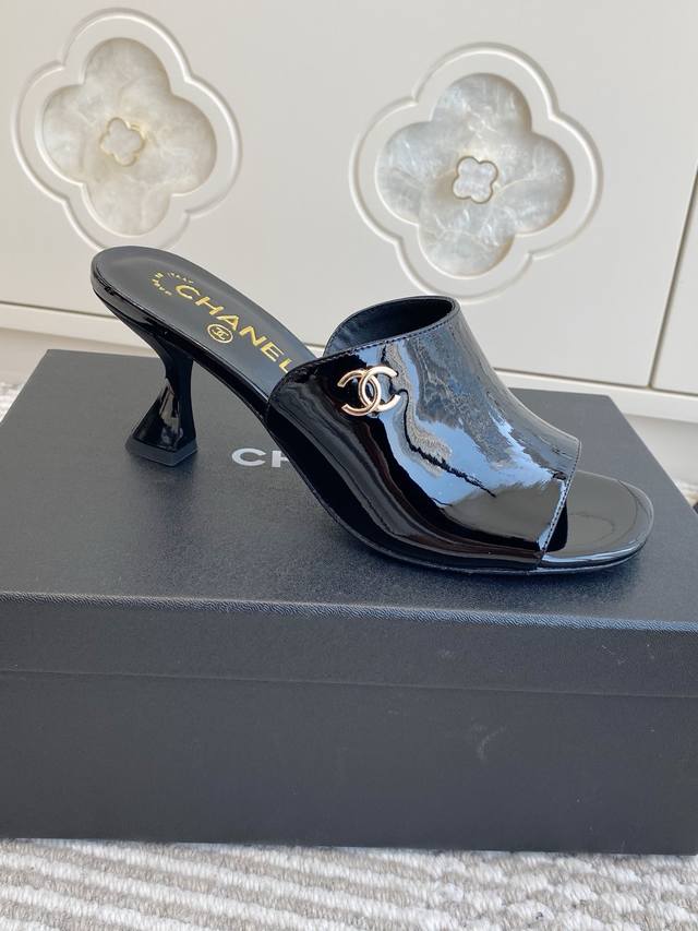 Chane*26新款春夏新款高跟穆勒拖鞋 DDD 均为露趾高跟穆勒拖无后跟款式，一脚蹬穿脱便捷；鞋跟为细高跟设计，提升腿部线条的同时保留了穆勒拖的休闲感，适配日