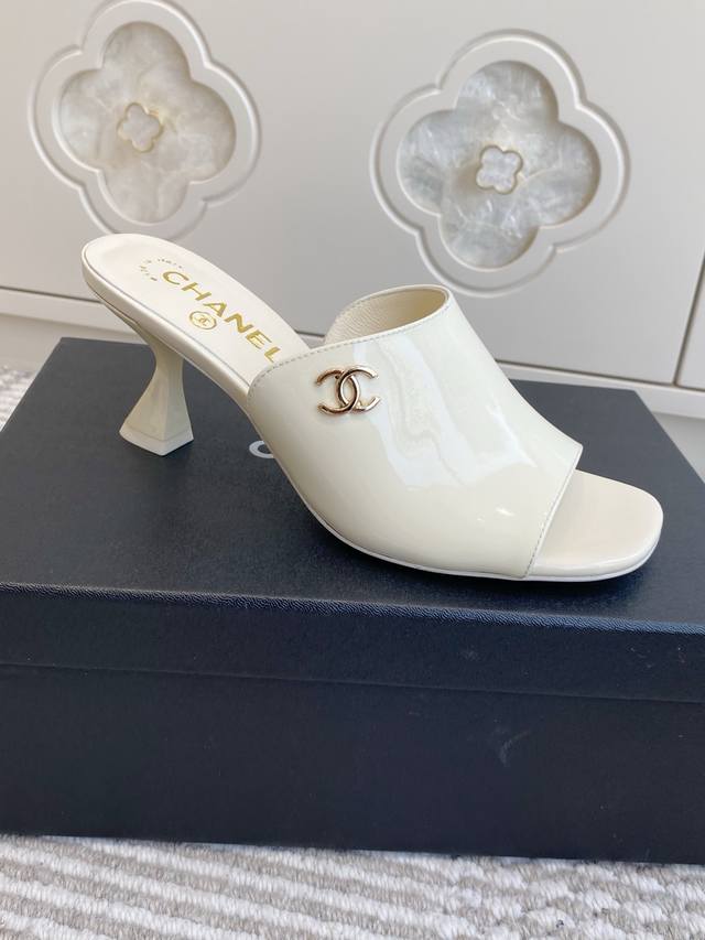 Chane*26新款春夏新款高跟穆勒拖鞋 DDD 均为露趾高跟穆勒拖无后跟款式，一脚蹬穿脱便捷；鞋跟为细高跟设计，提升腿部线条的同时保留了穆勒拖的休闲感，适配日