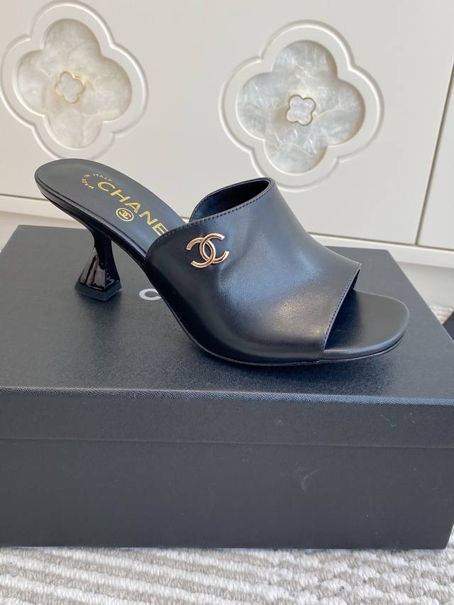 Chane*26新款春夏新款高跟穆勒拖鞋 DDD 均为露趾高跟穆勒拖无后跟款式，一脚蹬穿脱便捷；鞋跟为细高跟设计，提升腿部线条的同时保留了穆勒拖的休闲感，适配日