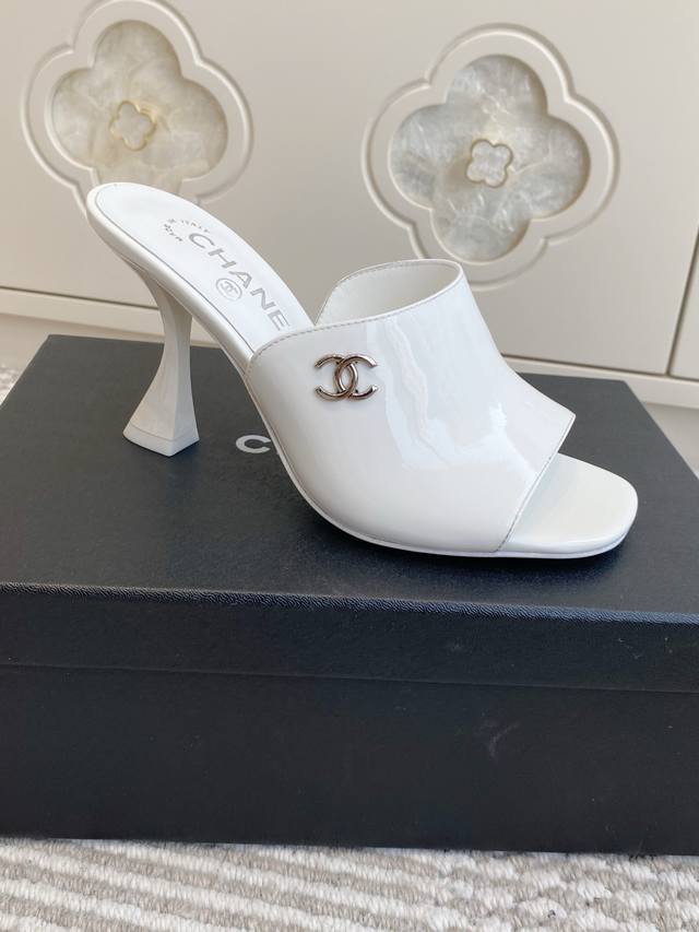 Chane*26新款春夏新款高跟穆勒拖鞋 DDD 均为露趾高跟穆勒拖无后跟款式，一脚蹬穿脱便捷；鞋跟为细高跟设计，提升腿部线条的同时保留了穆勒拖的休闲感，适配日