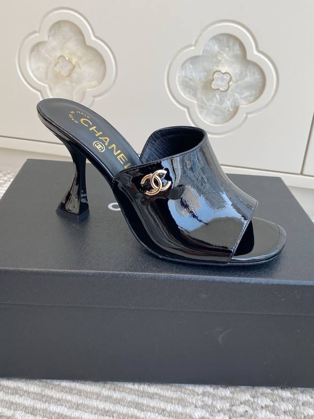 Chane*26新款春夏新款高跟穆勒拖鞋 DDD 均为露趾高跟穆勒拖无后跟款式，一脚蹬穿脱便捷；鞋跟为细高跟设计，提升腿部线条的同时保留了穆勒拖的休闲感，适配日