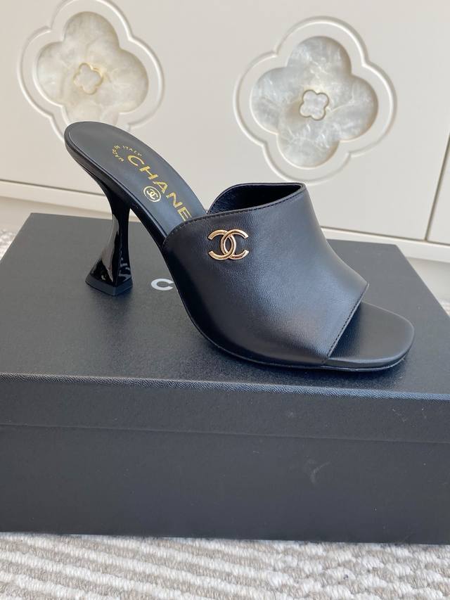 Chane*26新款春夏新款高跟穆勒拖鞋 DDD 均为露趾高跟穆勒拖无后跟款式，一脚蹬穿脱便捷；鞋跟为细高跟设计，提升腿部线条的同时保留了穆勒拖的休闲感，适配日