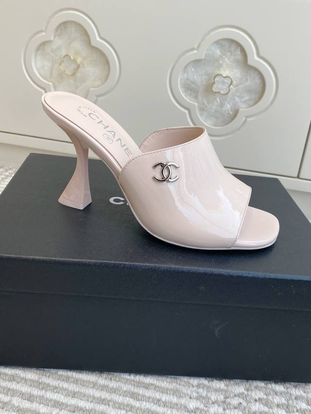 Chane*26新款春夏新款高跟穆勒拖鞋 DDD 均为露趾高跟穆勒拖无后跟款式，一脚蹬穿脱便捷；鞋跟为细高跟设计，提升腿部线条的同时保留了穆勒拖的休闲感，适配日