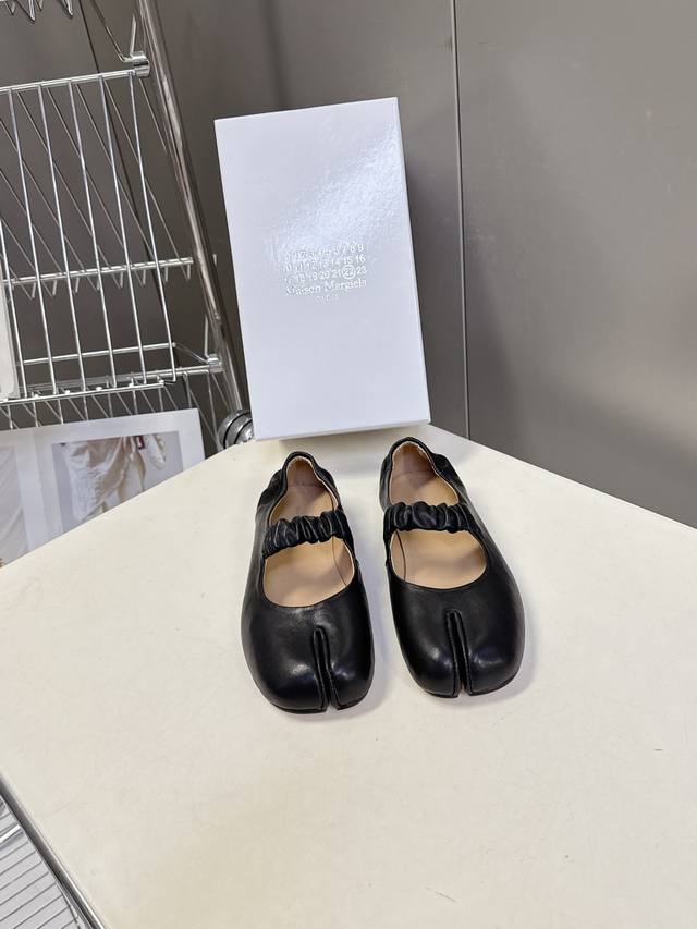 Maison Margiela Mm6马吉拉玛丽珍分趾鞋 芭蕾舞鞋 DDD 超多明星网红种草 Mm6作为这两年最受欢迎的鬼才设计师品牌 设计简约 极具品牌辨识度