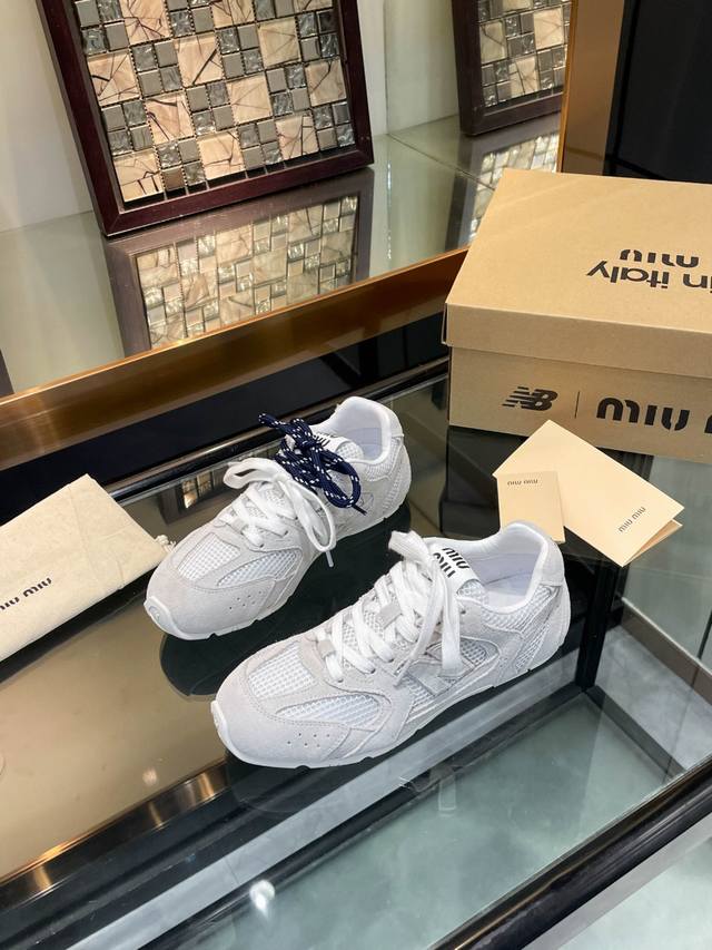 Mium*U X New Balance联名款运动鞋 DDD 原版精准Cp！鞋型无限接近，精细工艺制作 DDD 年度Zui火爆的款式，不需要多说，各种网红明星上