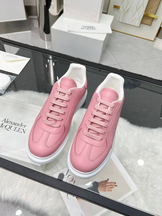 Mc Queen 常年现货 麦昆 德训鞋 24秋冬首发最新米兰时装周T台走秀款，独特个性的设计上脚超有范，圆头的设计让脚趾得到完全的释放。超下血本， 购入多双原