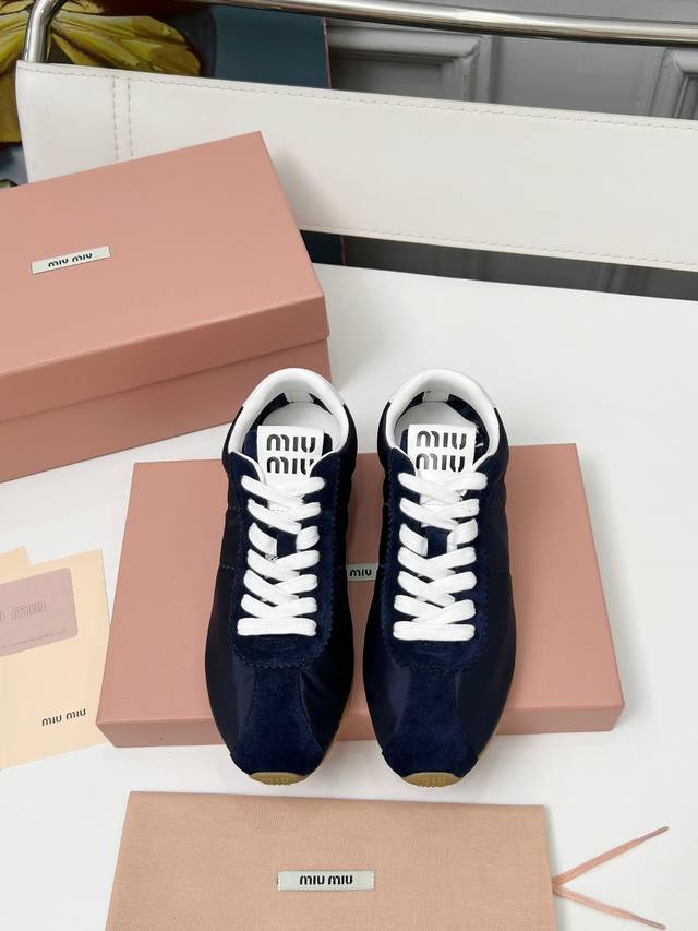 Miumiu DDD 2025夏季新款休闲小白鞋 DDD 缪缪这一季也太少女了吧！这款系列真的太好看了 简约的设计搭配做旧的风格真的很复古！手工做旧擦色 整鞋皮