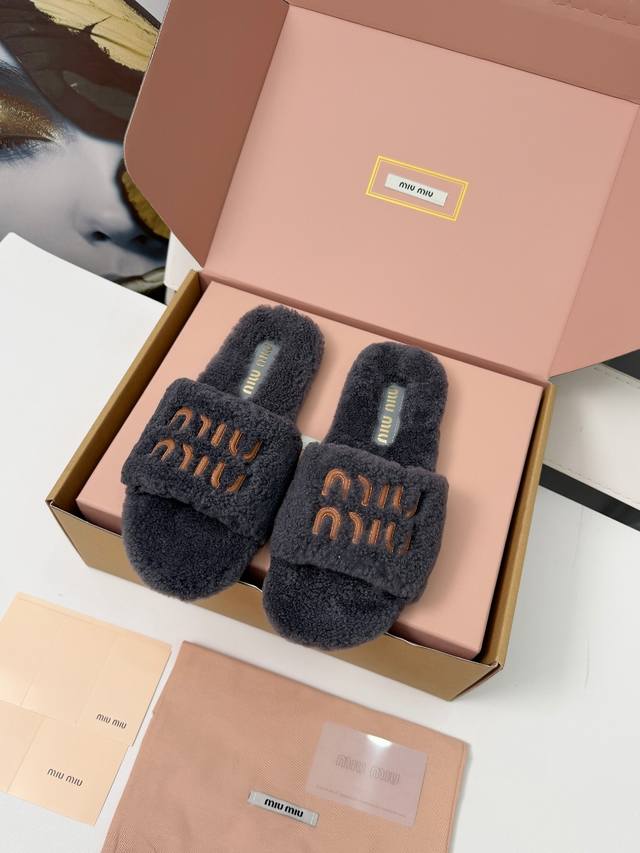 Miumiu 平底毛毛拖鞋，毛茸茸材质裹着脚超暖和，软乎乎的踩感像踩云朵，完全不磨脚。 DDD 简约设计不挑风格，日常穿既显精致，又能轻松提升穿搭氛围感。 法式