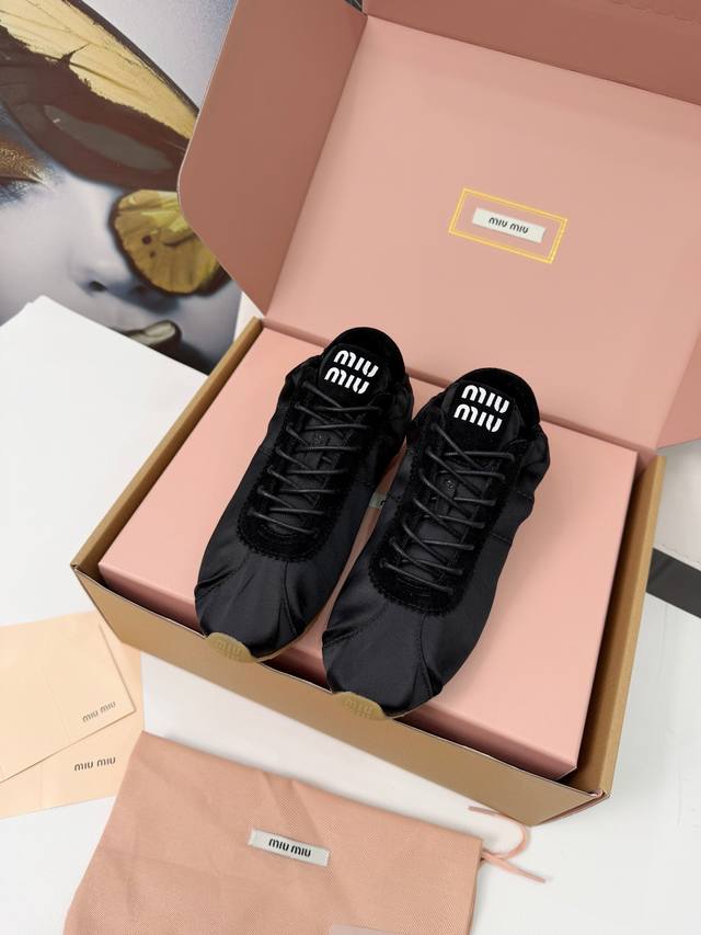 Miumiu DDD 2026春夏季新款芭蕾跳舞鞋 DDD Miu Miu限定缎面芭蕾跳舞鞋，立马变身 绯闻女孩 里的上东区女孩！无论是搭配甜美半裙还是帅气裤装