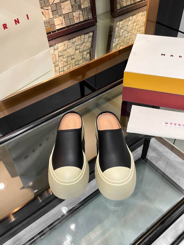 常年现货 代购版跑量价皮面 Marni经典 Mona同款胖头半托厚底鞋 最新彩色双盖包装 主推王炸单品 蠢萌蠢萌的一只 敲可爱又贼时髦的味道 上脚非常好看常规小