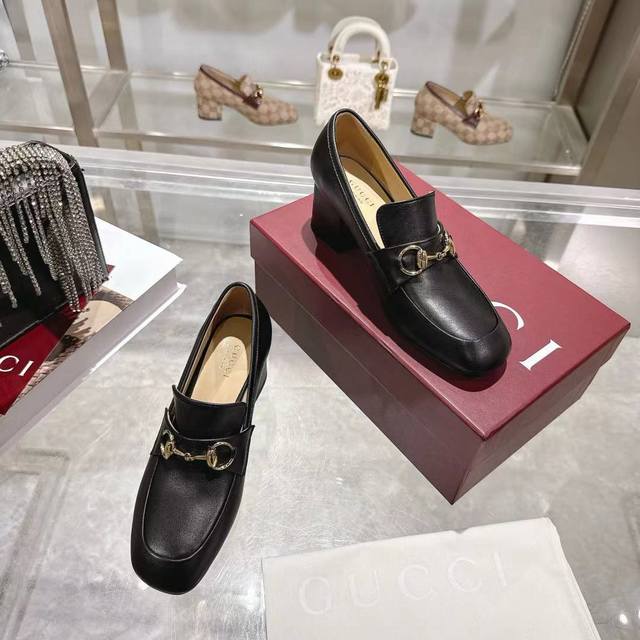 长期有货 DDD Gucci 古奇 浅口乐福鞋巧妙运用圆形鞋头等设计时尚风范 DDD 面料：进口软牛漆皮和进口羊皮 DDD 内里：垫脚 进口羊皮 DDD 跟高: