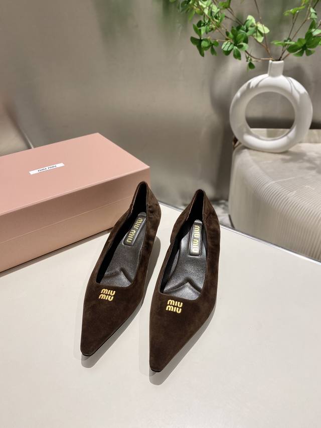出厂 Miu Miu走秀款 2025春夏新款高跟单鞋 DDD 网红走秀款上脚非常好看.1:1定制 时尚 高跟女鞋，很好的拉伸腿部线条，让爱美的小姐姐们都能轻松驾