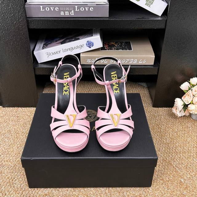 Versace范思哲 6 Gianni Ribbon 美杜莎V扣八爪鱼凉鞋 正面饰V型链接扣镶钻配方头头型 DDD ______________________