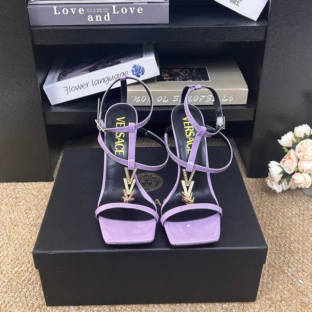 Versace范思哲 6 Gianni Ribbon 美杜莎V扣凉鞋 正面饰V型链接扣镶钻配方头头型 DDD _______________________ D