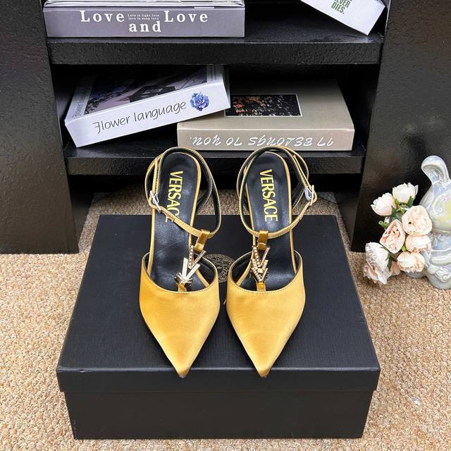 Versace范思哲 6 Gianni Ribbon 美杜莎V扣中空凉鞋 正面饰V型链接扣镶钻 DDD _______________________ DDD