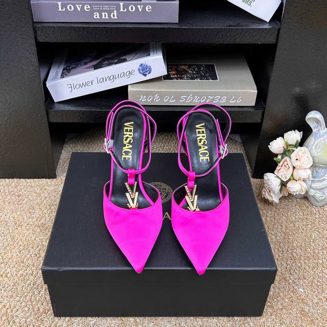 Versace范思哲 6 Gianni Ribbon 美杜莎V扣中空凉鞋 正面饰V型链接扣镶钻 DDD _______________________ DDD