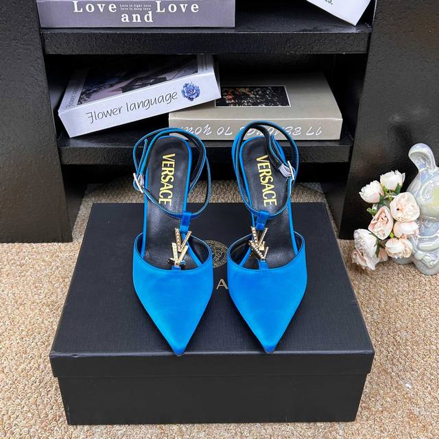 Versace范思哲 6 Gianni Ribbon 美杜莎V扣中空凉鞋 正面饰V型链接扣镶钻 DDD _______________________ DDD