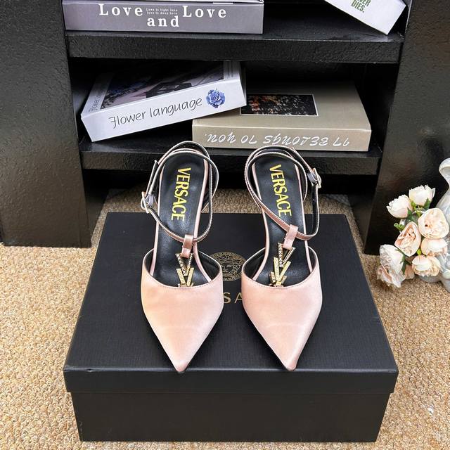 Versace范思哲 6 Gianni Ribbon 美杜莎V扣中空凉鞋 正面饰V型链接扣镶钻 DDD _______________________ DDD