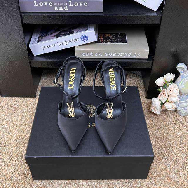 Versace范思哲 6 Gianni Ribbon 美杜莎V扣中空凉鞋 正面饰V型链接扣镶钻 DDD _______________________ DDD
