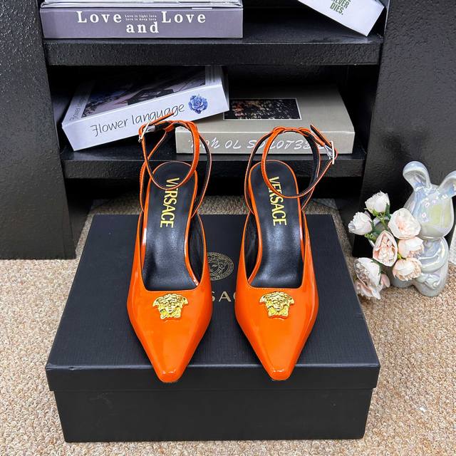 Versace范思哲 6 Gianni Ribbon 美杜莎蝴蝶结高跟单鞋 正面饰有 Medusa 蝴蝶结，采用经典的'nastro Gianni'缝线 DDD