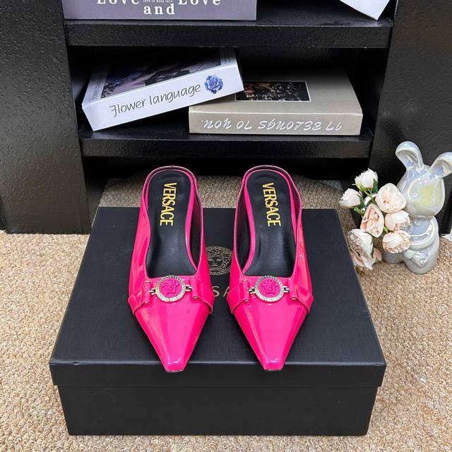 Versace范思哲 5 Gianni Ribbon 美杜莎蝴蝶结高跟单鞋 正面饰有 Medusa 蝴蝶结，采用经典的'nastro Gianni'缝线 DDD