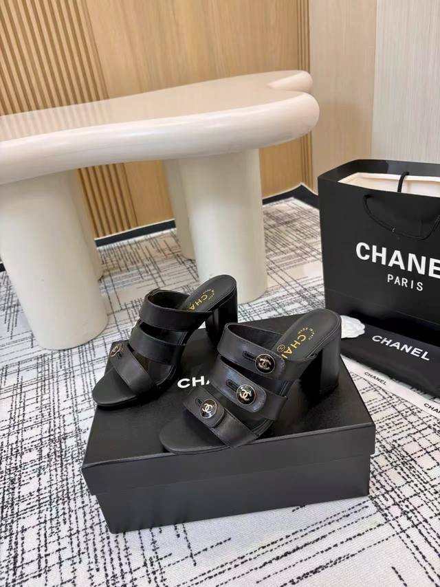 顶级版本 DDD Chanel香奈儿 2026春款 专柜顶级双C扣凉鞋 拖鞋 DDD 这款经典设计；不平凡的双C DDD 电绣工艺 DDD 上脚非常轻巧 舒适超