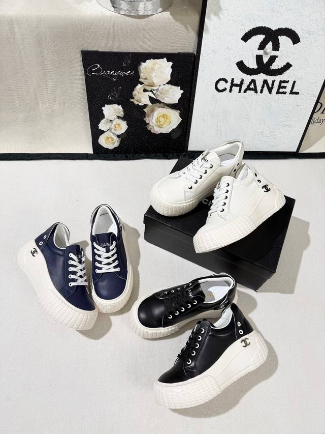 Chanel香奈儿2026C新款休闲运动鞋板鞋 超美的颜色 非常百搭 超级舒适 满满的小香风 经典耐看百搭款 原版大底，回弹力好. 码数:35-39 DDD