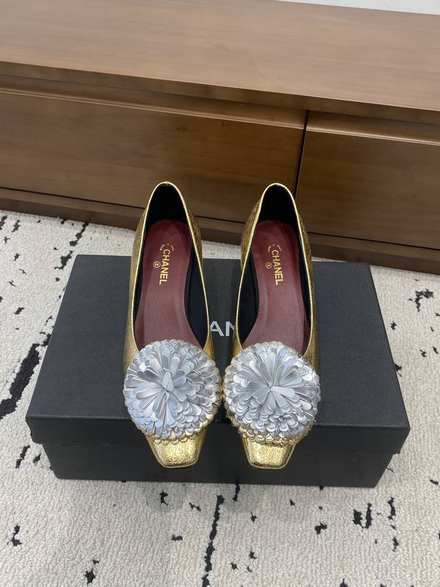 高版本小香家花朵单鞋Chane*｜，大爆款！小香2026官网香奈儿春夏凉鞋系列新品满满的复古风 秀气的鞋型 看着就很讨喜，小方头加上美美的花朵衬托脚也变得瘦瘦的