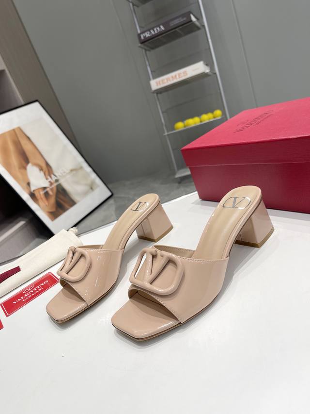 最新 Valenti*O.华伦大V扣单鞋专柜最新系列 最高版本 细节完美 经典款适合多种人群 DDD 原版1:1复制 上脚非常修脚型 重点是很好非常好驾驭 不磨 最新 Valenti*O.华伦大V扣单鞋专柜最新系列 最高版本 细节完美 经典款适合多种人群 DDD 原版1:1复制 上脚非常修脚型 重点是很好非常好驾驭 不磨