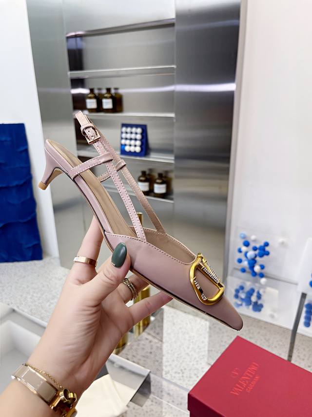 Valenti**华伦*奴时装鞋专柜最新配色 DDD 重工打造经典高跟鞋,顶级版本绝对史上最强货 欢迎对比 DDD 面料釆用进小牛皮 DDD 内里印度羊皮 DD Valenti**华伦*奴时装鞋专柜最新配色 DDD 重工打造经典高跟鞋,顶级版本绝对史上最强货 欢迎对比 DDD 面料釆用进小牛皮 DDD 内里印度羊皮 DD