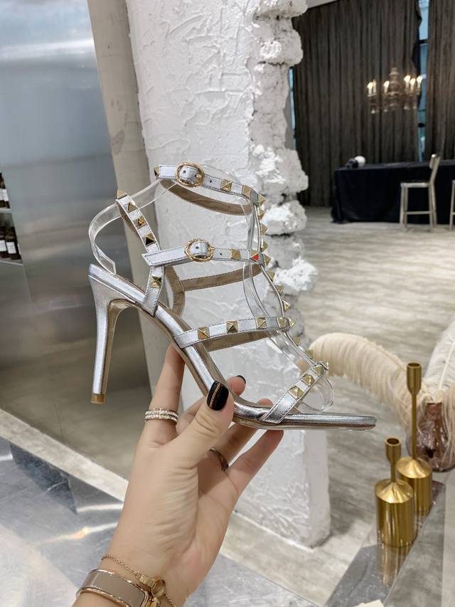 工厂P DDD Valentin＊华伦＊奴铆钉经典凉鞋 DDD 细跟高9.5Cm DDD 鞋面混种羊皮 DDD 内里垫脚混种羊皮 DDD 意大利黄牛皮大底纹路清