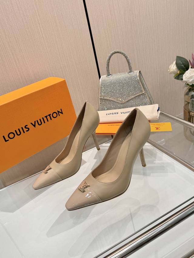 Lv单鞋鞋 9Cm高跟 DDD 路易威登2026早春系列 DDD 工厂P直出 代购级品质 DDD 官网同步新款 后空设计高跟鞋 DDD 9Cm气场满分 却如履平