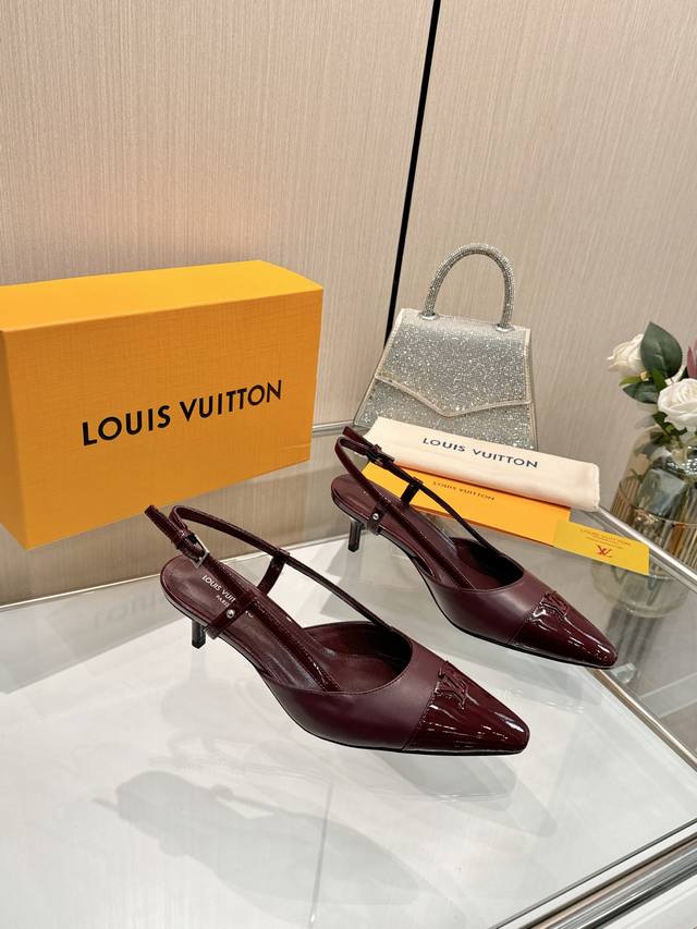 工厂P批P： 、 代购级 、Louis Vuitton 2026官网早春系列！完美楦型、 DDD 新品中跟后空 单鞋、官网同步更新 DDD Lv五金 “Logo