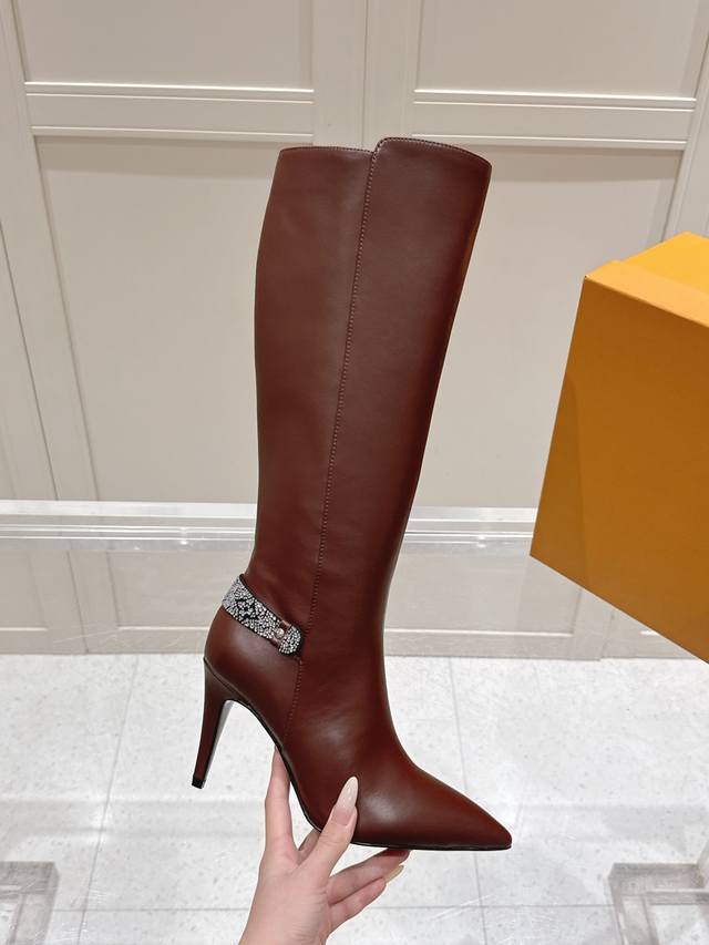 私藏臻选 Lv秋冬长靴的复刻新高度，秋冬季的奢品穿搭密码，由它解锁 DDD 全新官方秋冬季尖头长靴 DDD 以代购级精工重塑经典 每一寸细节都写满高级 DDD