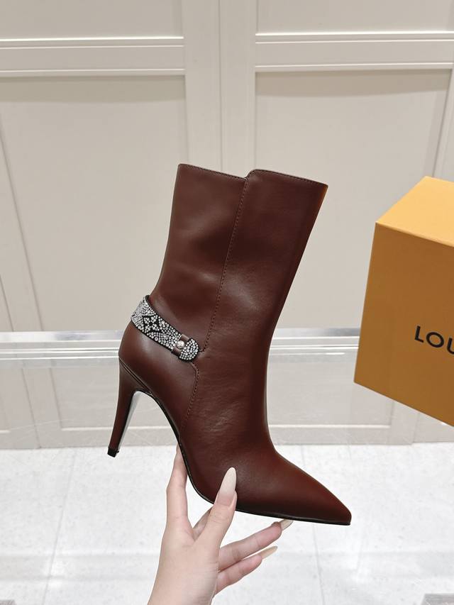 私藏臻选 Lv秋冬短靴的复刻新高度，秋冬季的奢品穿搭密码，由它解锁 DDD 全新官方秋冬季尖头短靴 DDD 以代购级精工重塑经典 每一寸细节都写满高级 DDD