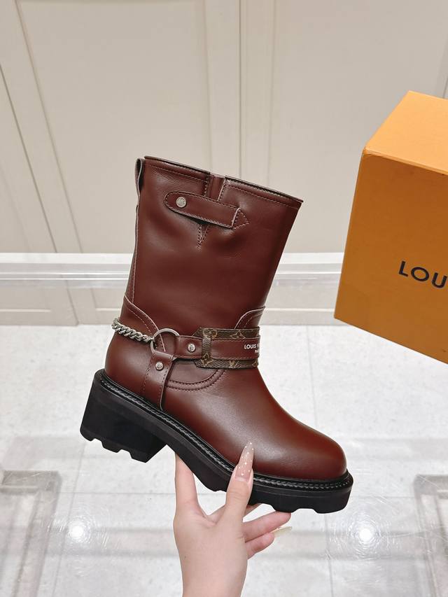 不是所有复刻，都值得 一眼万年 DDD Lv路易威登2025秋冬短靴 官网同步上线 DDD 我们用代购级质感，重新诠释高级 DDD 圆头新楦型，勾勒足尖的艺术轮