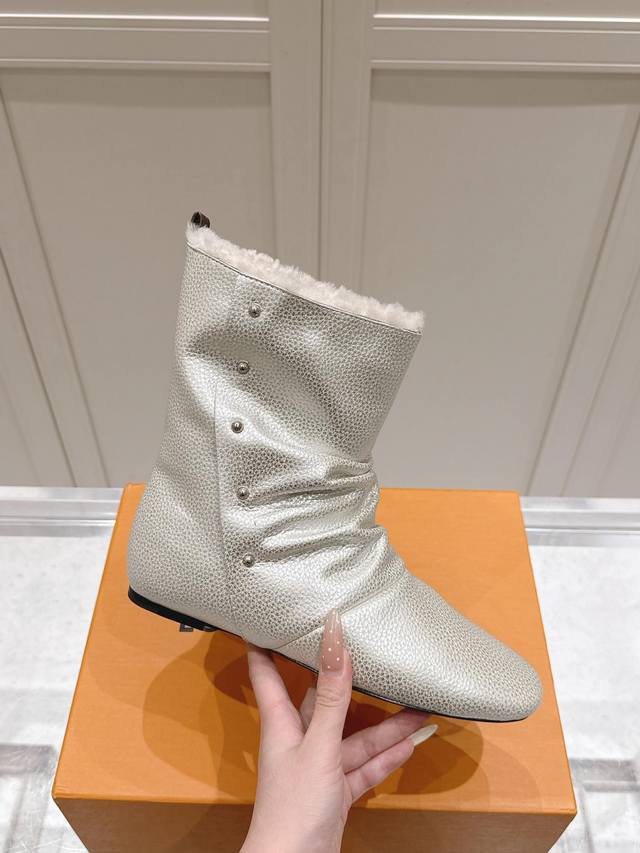 Lv真皮底雪地靴 冬日奢暖，优雅登场 DDD 高级荔枝纹牛皮包裹 DDD 触手可及的质感光芒 DDD 3Cm隐形增高 悄然勾勒大长腿 DDD 意大利真皮大底承载