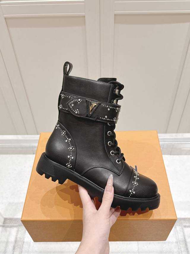 Lv 25Ss 秋季圆头铆钉短靴｜一眼沦陷的高级感 DDD 这双真的长在我的审美上！牛皮面料搭配金属铆钉，质感直接拉满 DDD 细节处处是心机： DDD 前绑带