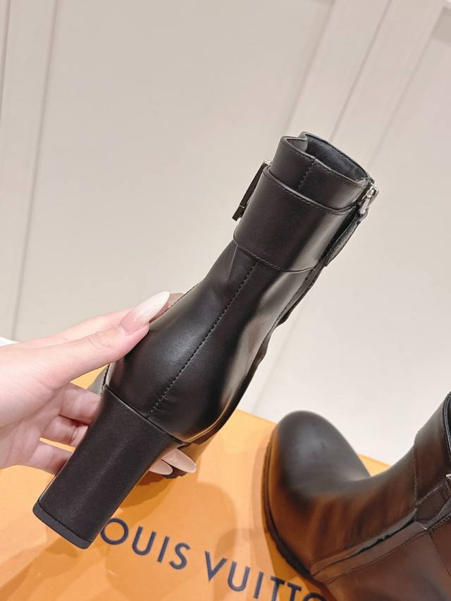 Lv秋冬秀场同款6寸短靴官网同步发售 DDD 经典楦型勾勒足尖曼妙曲线 DDD 全新开模金属扣饰细节诉说高级 DDD 7Cm方跟设计 步履间尽显从容 DDD 1