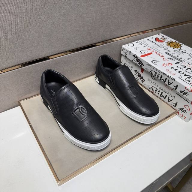 出厂价Pp Dg～ 情侣装休闲鞋 2026Z柜同步发售 码数:36-44 # 1个颜色鞋面选用多材质拼接真皮内里，舒适透气，鞋底：原版舒适耐磨大底，实物拍摄实物