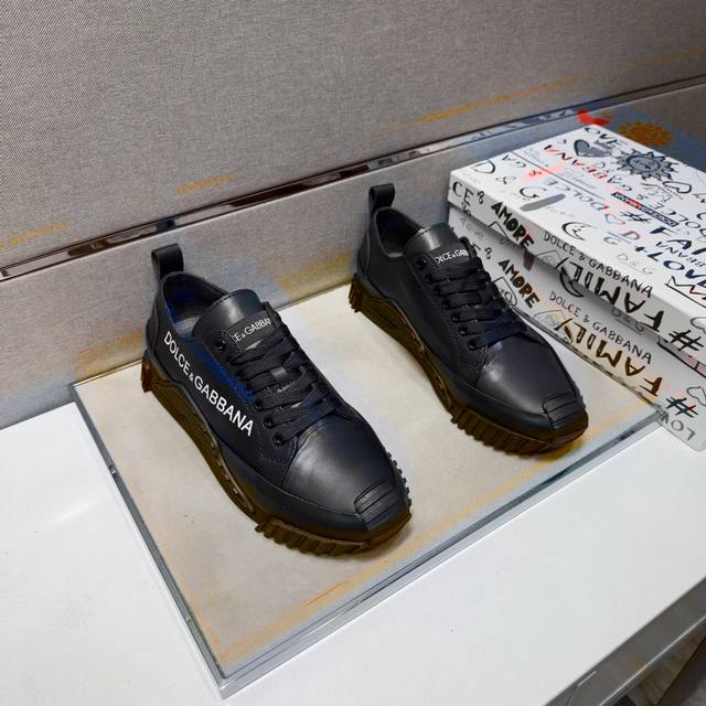 出厂价Pp Dg～ 情侣装休闲鞋 2026Z柜同步发售 码数:36-44 # 2个颜色鞋面选用多材质拼接真皮内里，舒适透气，鞋底：原版舒适耐磨大底，实物拍摄实物