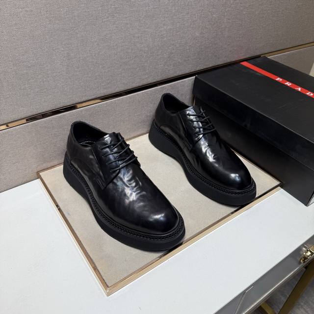出厂价Pp 普拉达～ 男士休闲皮鞋 2025Z柜同步发售 码数:38-44# 3个颜色鞋面选用牛皮拼接牛皮内里，舒适透气，鞋底：原版舒适耐磨大底，实物拍摄实物更